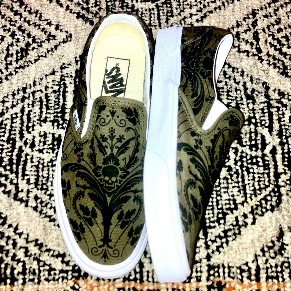 Vans slip-on green skull tapestry print size 6.5 men’s or 8 women’s.